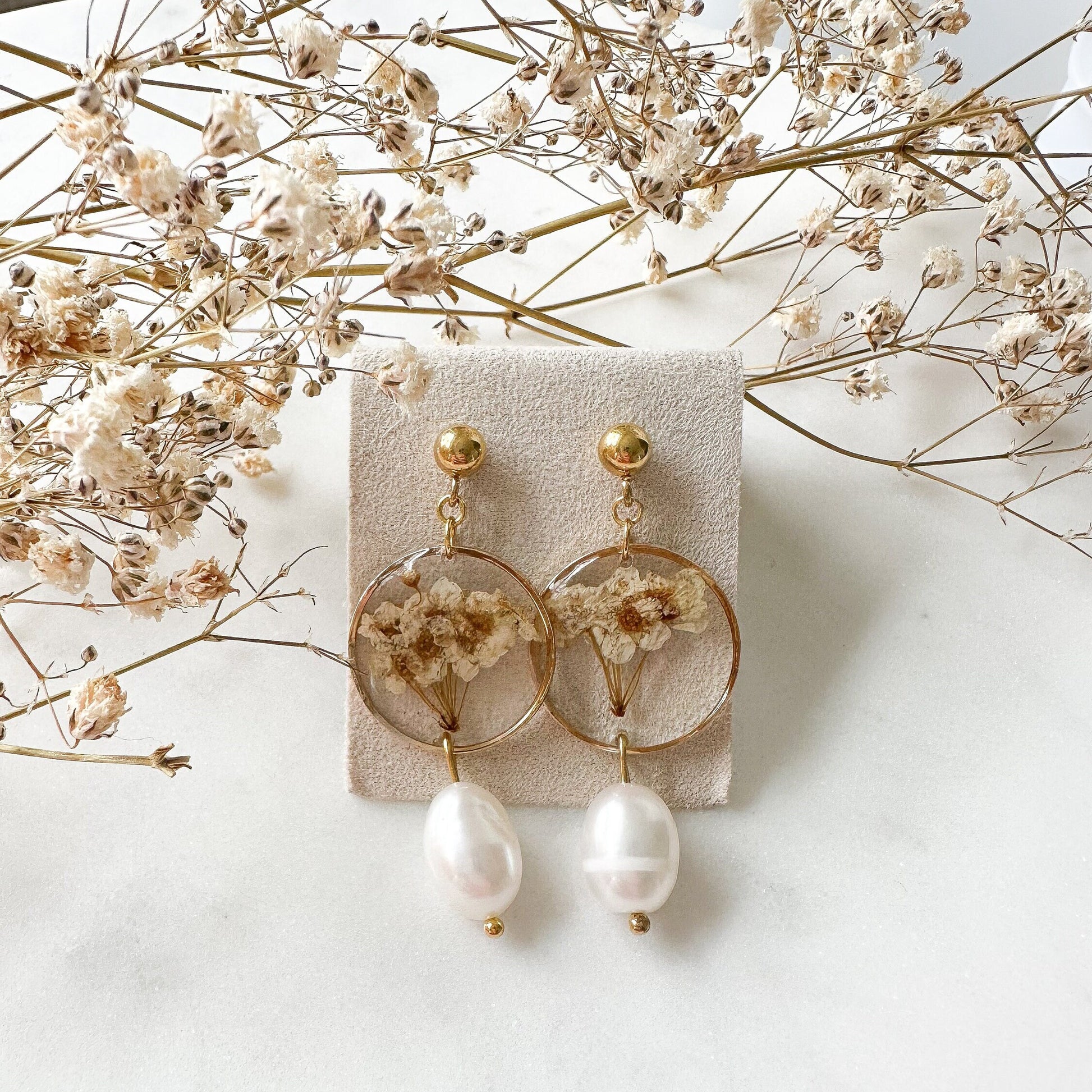Trockenblumen Ohrringe mit echter Süßwasserperle "Schleierkraut"
