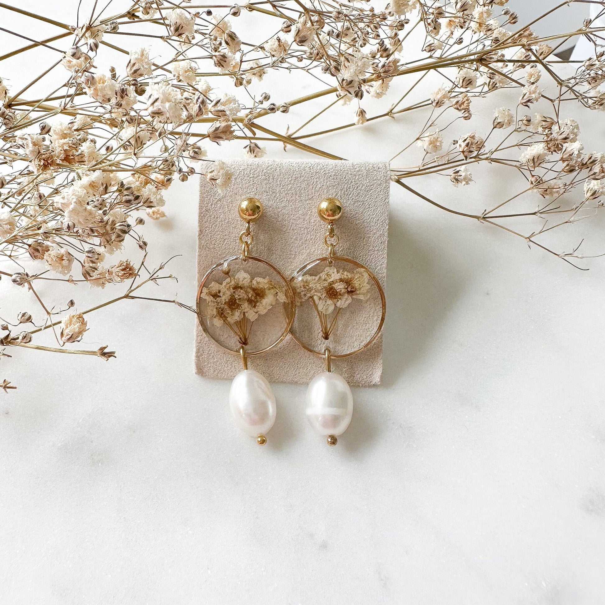 Trockenblumen Ohrringe mit echter Süßwasserperle "Schleierkraut"