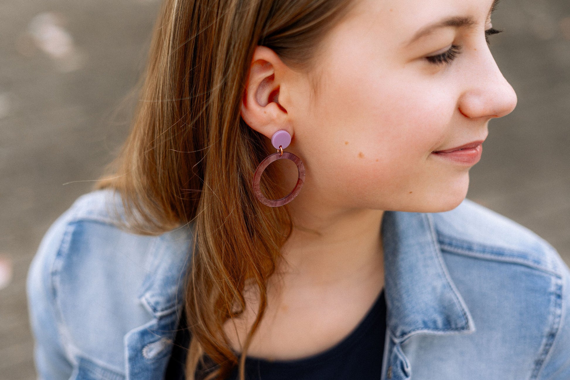 Resin Ohrringe "Cherry" in lila Flieder