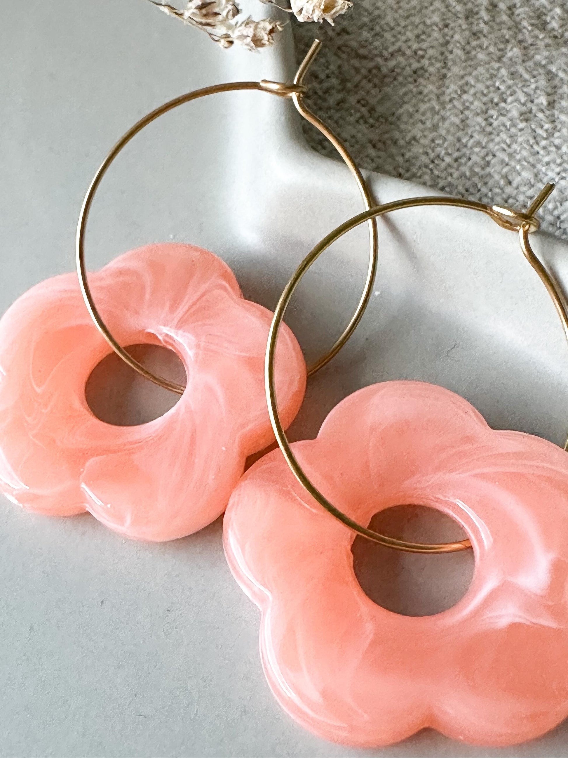 Orangene Blumen Ohrringe in gold oder silber - Sommerschmuck