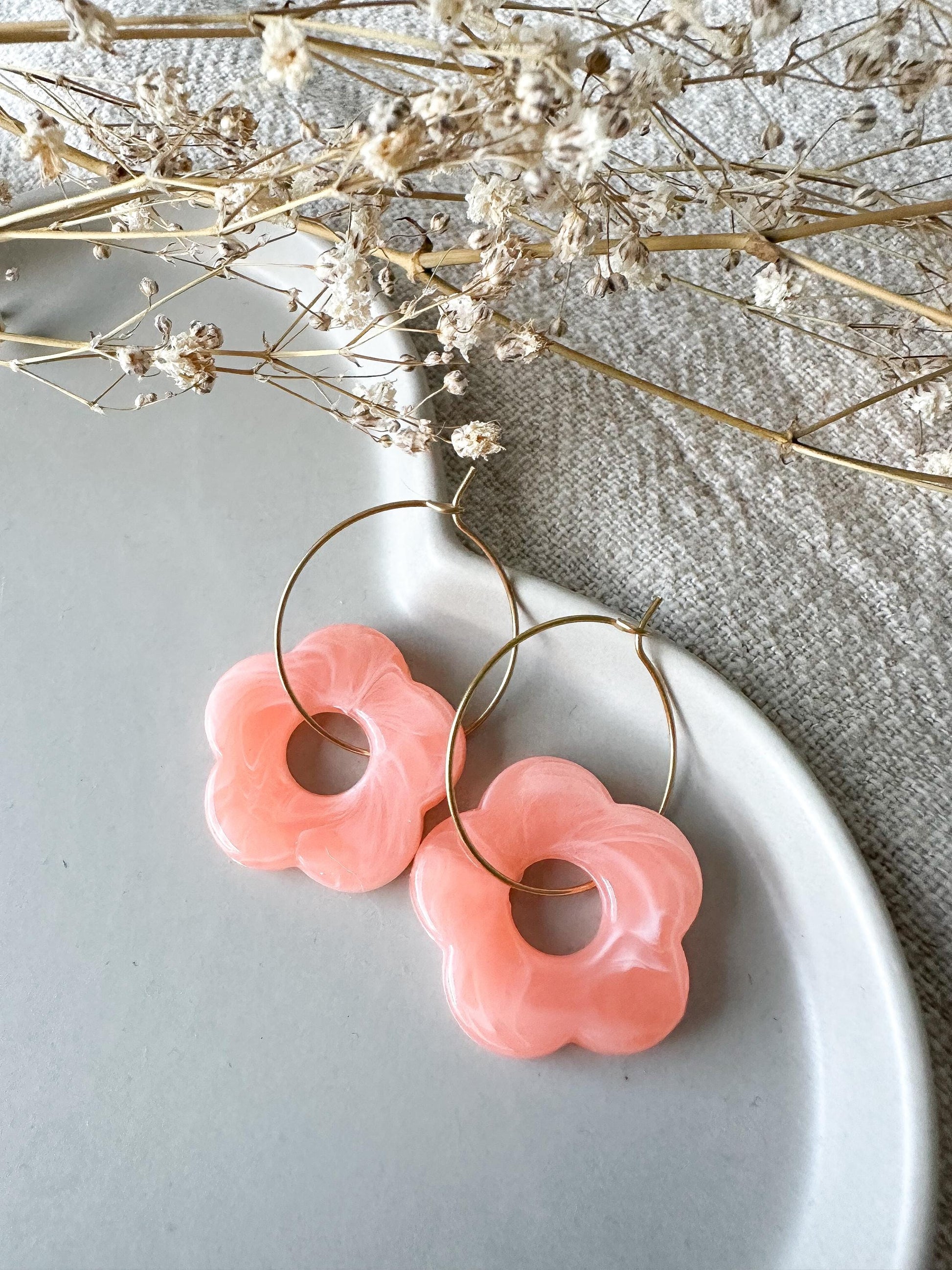 Orangene Blumen Ohrringe in gold oder silber - Sommerschmuck