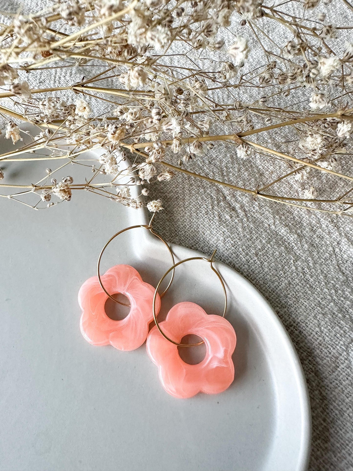 Orangene Blumen Ohrringe in gold oder silber - Sommerschmuck