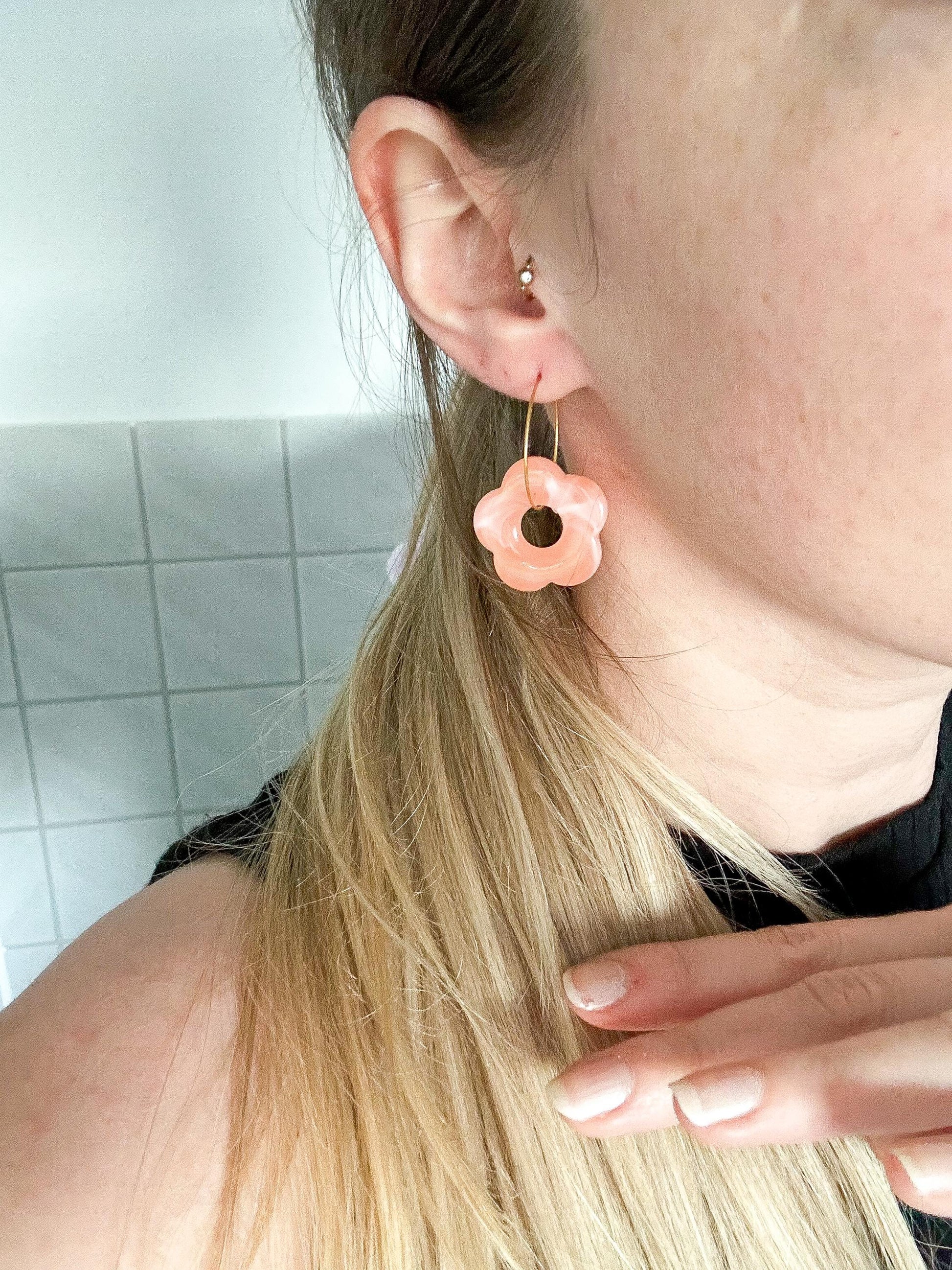 Orangene Blumen Ohrringe in gold oder silber - Sommerschmuck