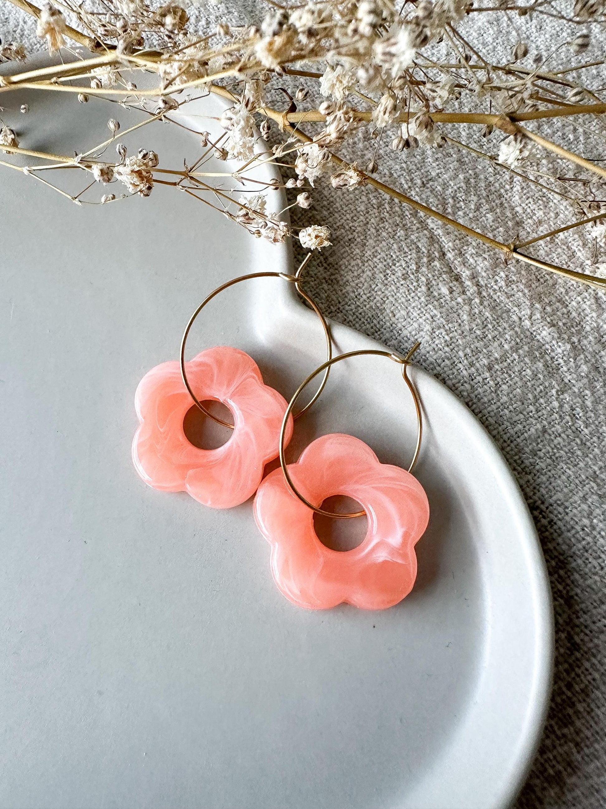 Orangene Blumen Ohrringe in gold oder silber - Sommerschmuck