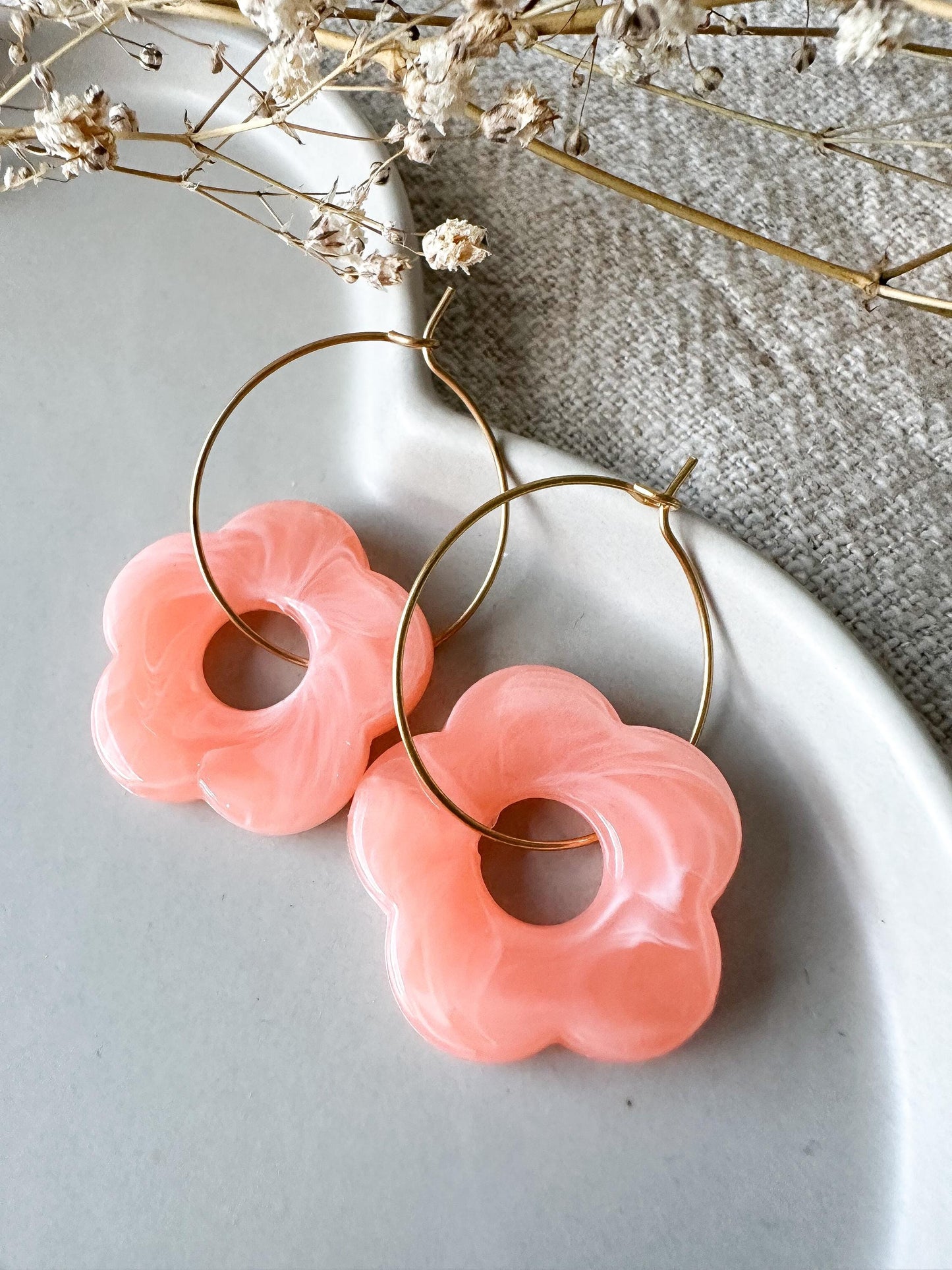 Orangene Blumen Ohrringe in gold oder silber - Sommerschmuck