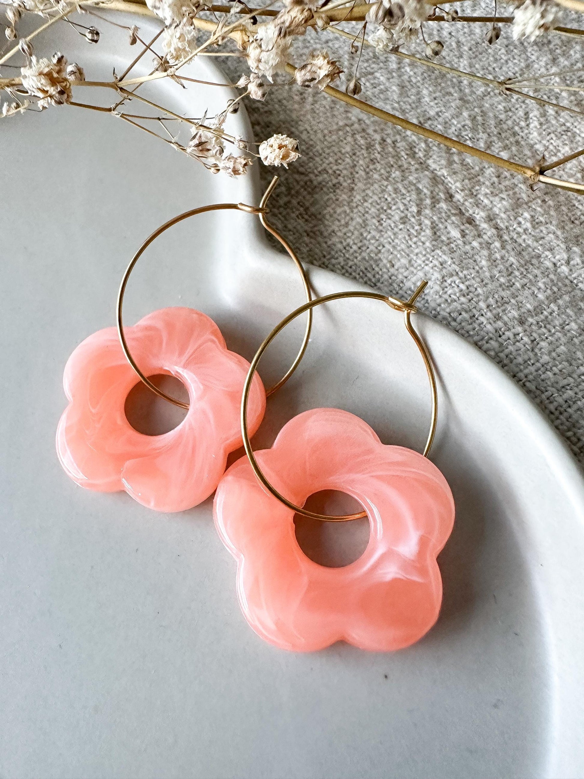 Orangene Blumen Ohrringe in gold oder silber - Sommerschmuck