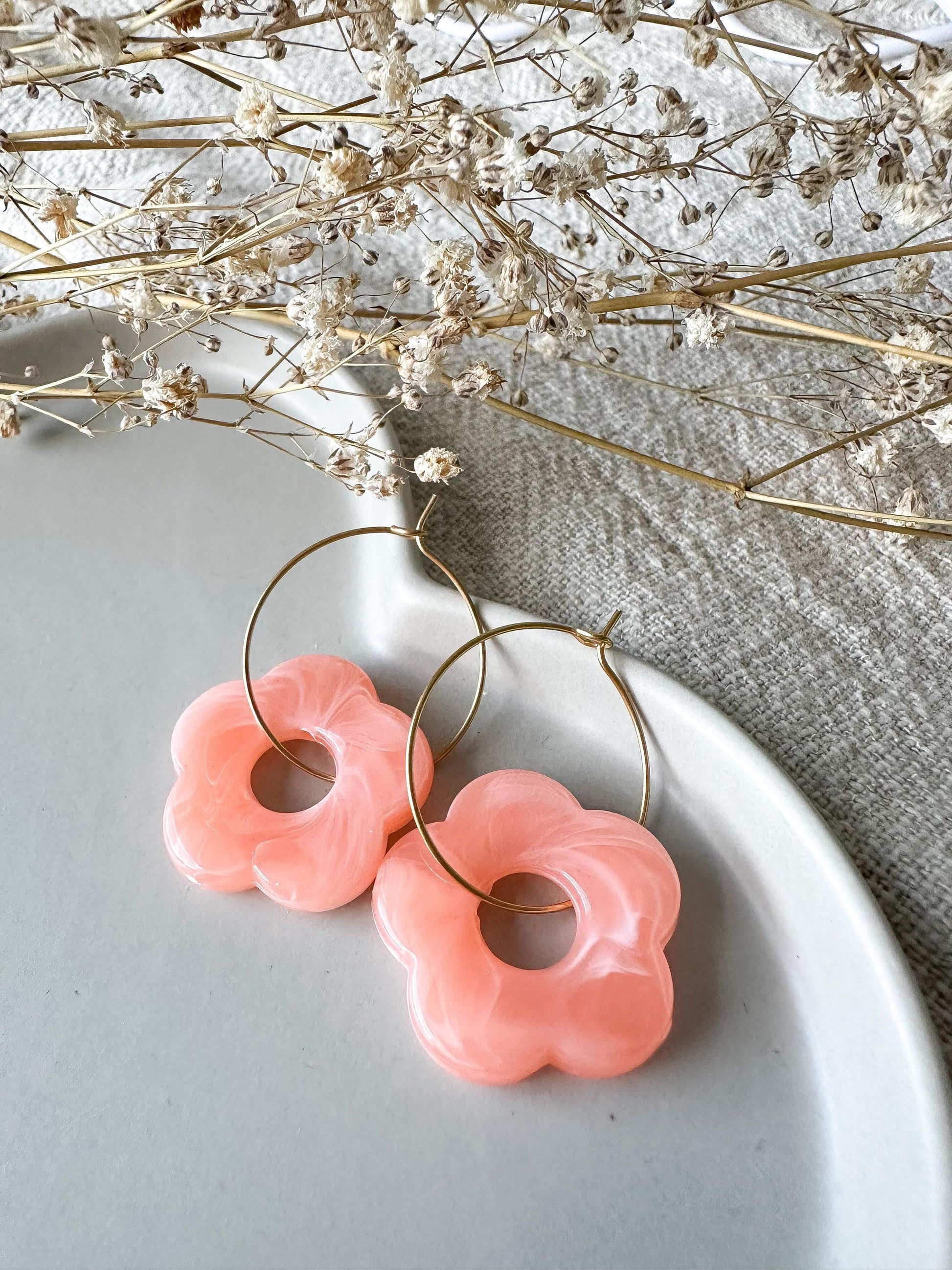 Orangene Blumen Ohrringe in gold oder silber - Sommerschmuck