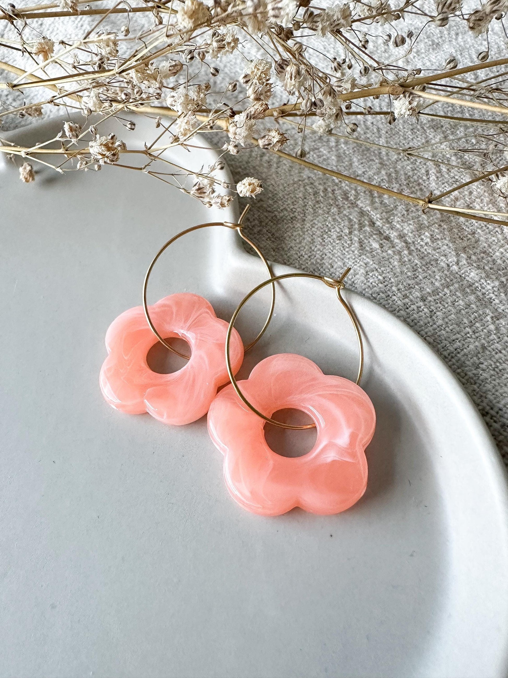 Orangene Blumen Ohrringe in gold oder silber - Sommerschmuck