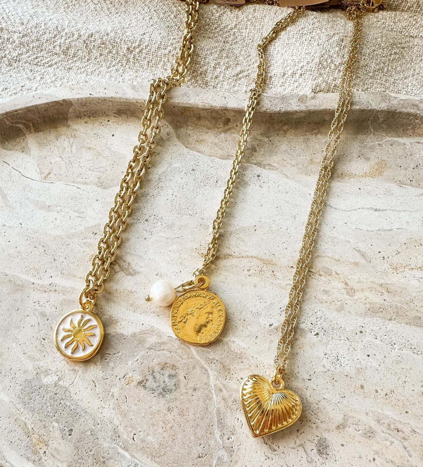 Halskette in gold - Sonne, Goldmünze und großes Herz