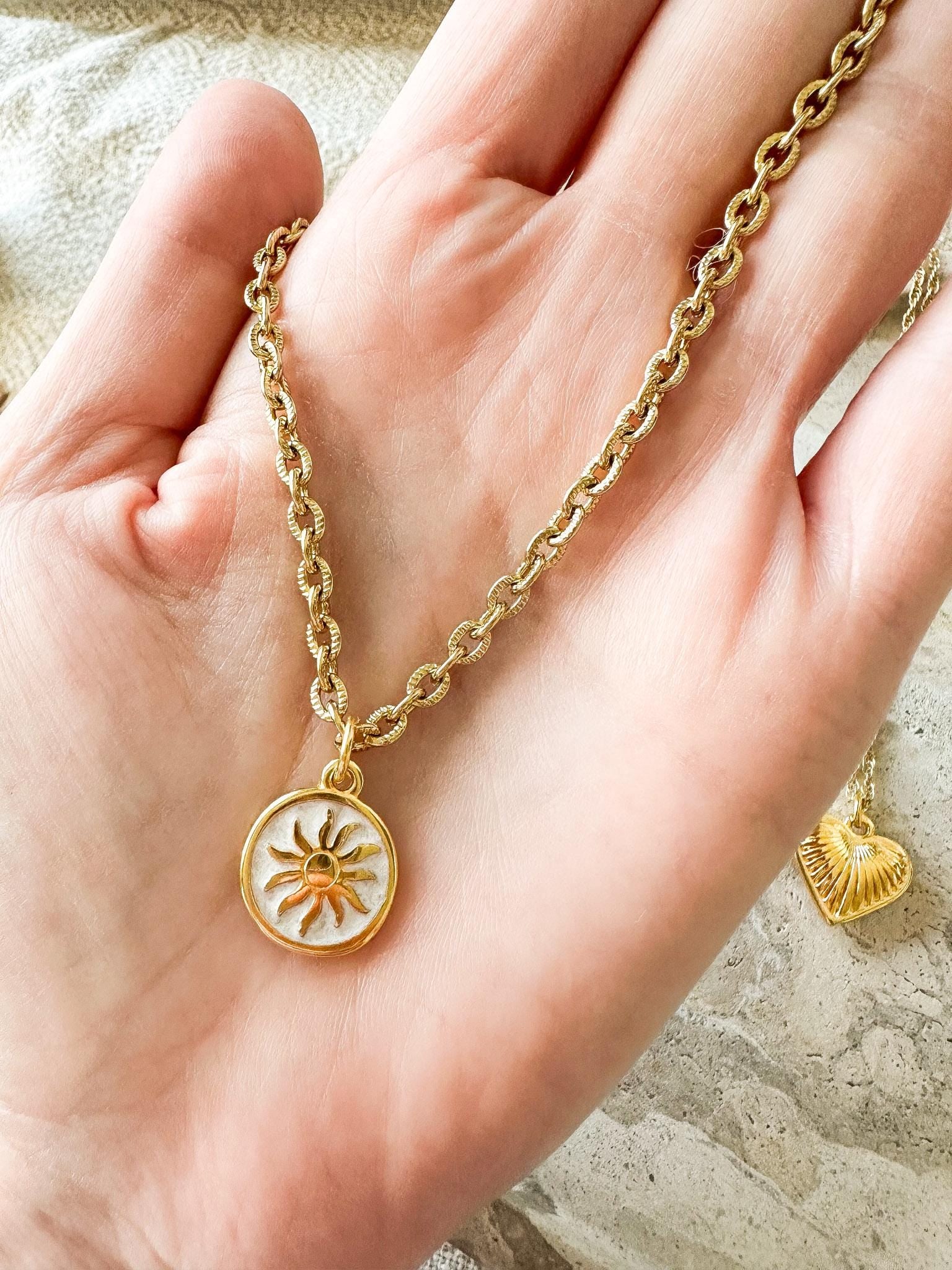 Halskette in gold - Sonne, Goldmünze und großes Herz