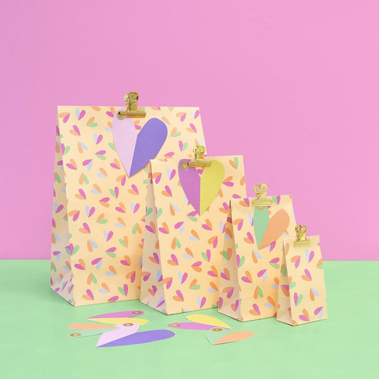 Blockbodenbeutel Tasche aus Papier 17 x 10 x 25 cm mit bunten Herzen