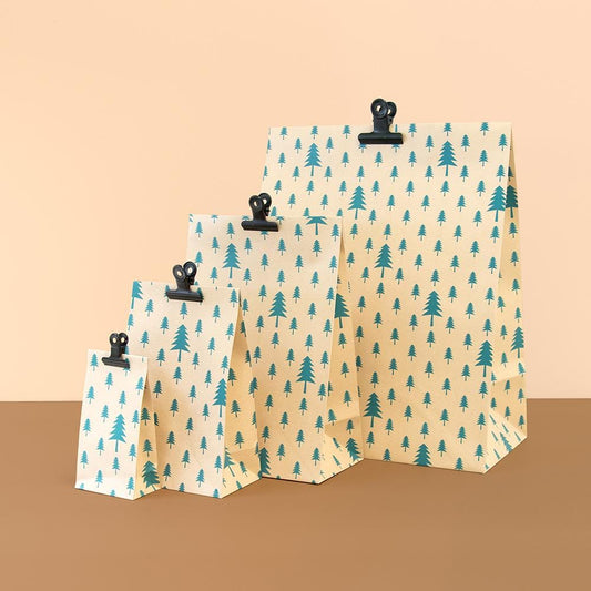 Geschentüte Blockbodenbeutel Tasche aus Papier 17 x 10 x 25 cm mit grünen Tannenbäumen
