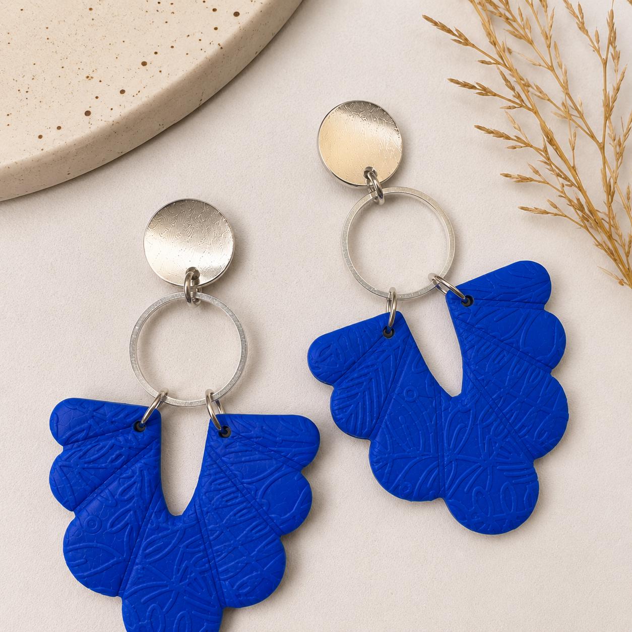 Ohrringe "Beatrice" in Blau – Handgemachte Fimo Ohrhänger mit Edelstahlstecker in Silber oder Gold, leicht & modern