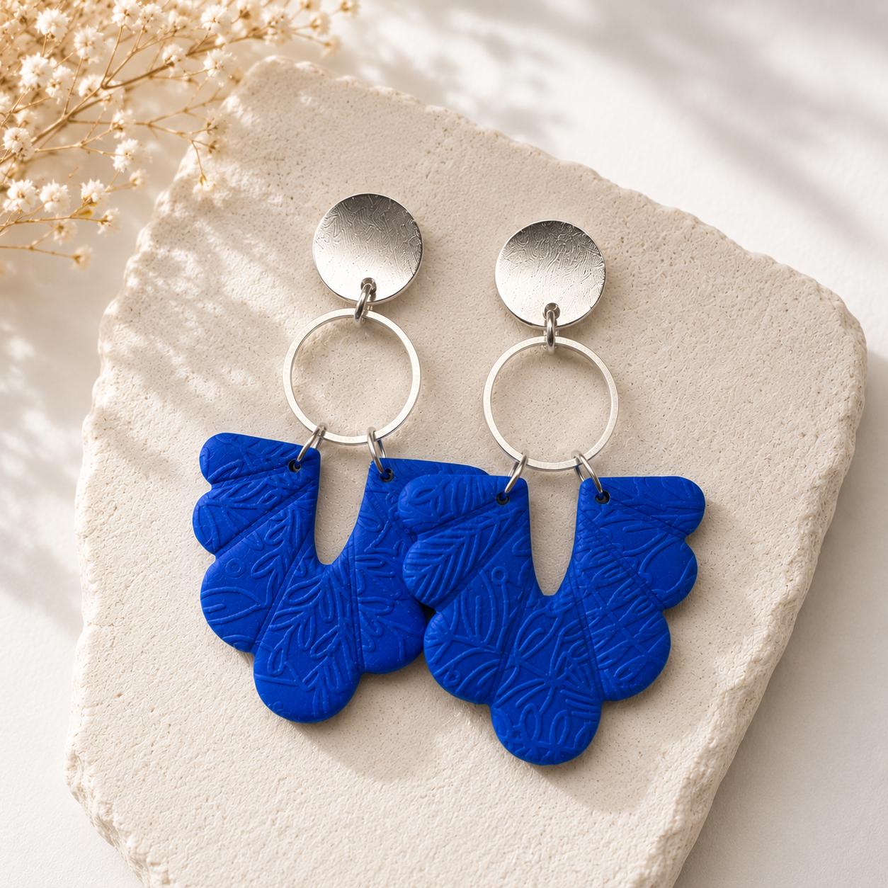 Ohrringe "Beatrice" in Blau – Handgemachte Fimo Ohrhänger mit Edelstahlstecker in Silber oder Gold, leicht & modern