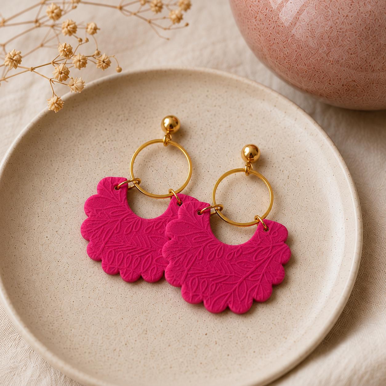 Ohrringe Dalia pink – Handgemachte Fimo Ohrringe mit Edelstahlstecker in Silber oder Gold, federleicht & modern aus Polymer Clay Sommer