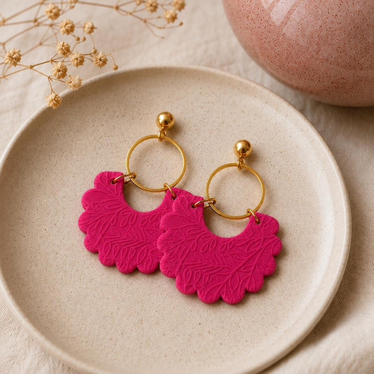 Ohrringe Dalia pink – Handgemachte Fimo Ohrringe mit Edelstahlstecker in Silber oder Gold, federleicht & modern aus Polymer Clay Sommer