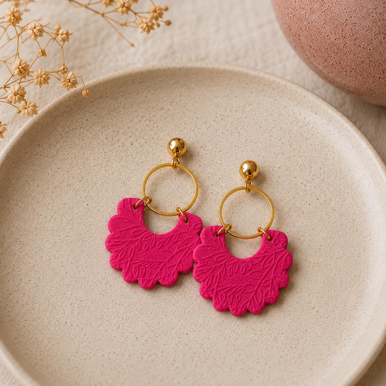 Ohrringe Dalia pink – Handgemachte Fimo Ohrringe mit Edelstahlstecker in Silber oder Gold, federleicht & modern aus Polymer Clay Sommer