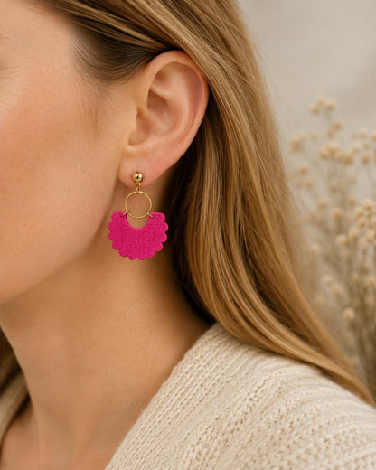 Ohrringe Dalia pink – Handgemachte Fimo Ohrringe mit Edelstahlstecker in Silber oder Gold, federleicht & modern aus Polymer Clay Sommer