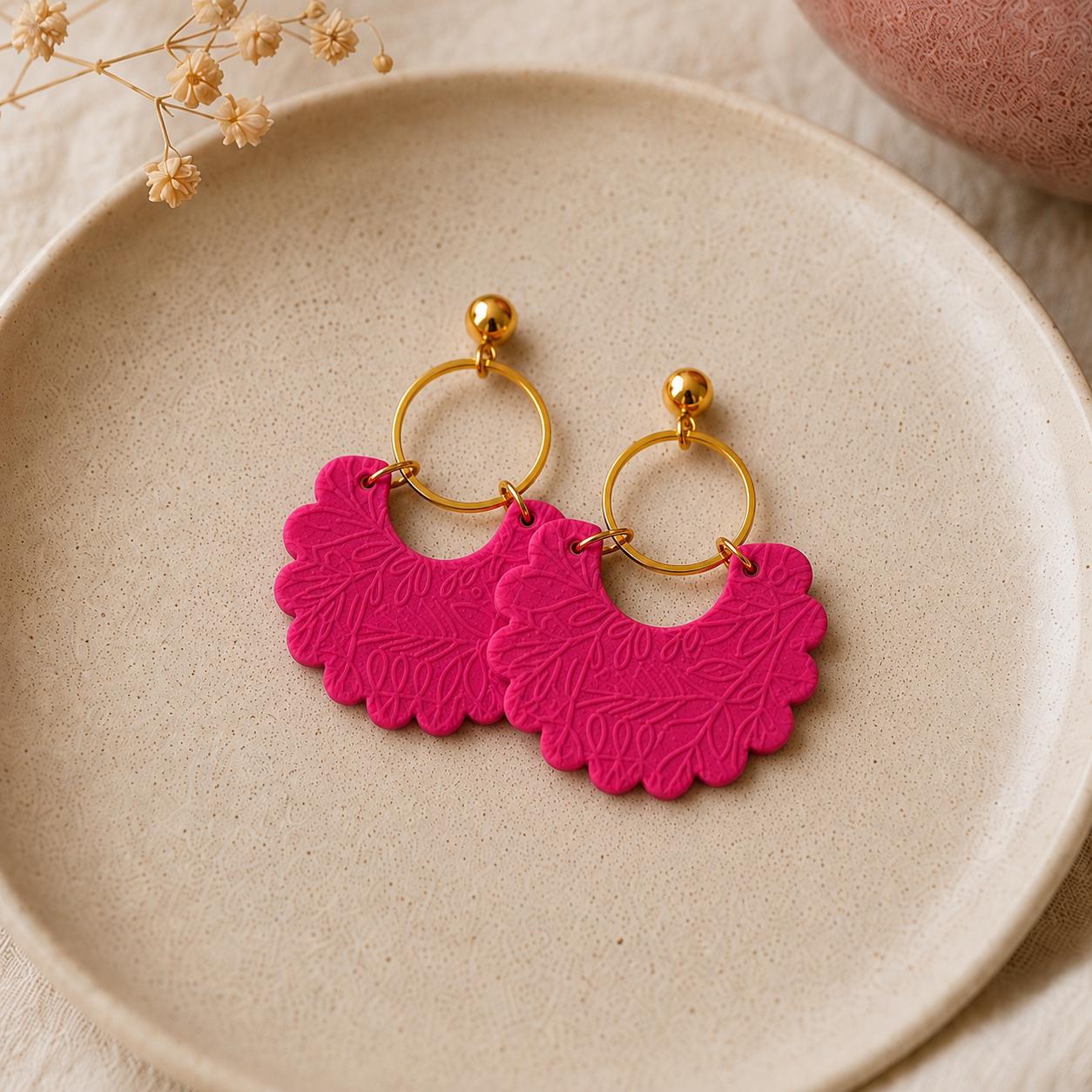 Ohrringe Dalia pink – Handgemachte Fimo Ohrringe mit Edelstahlstecker in Silber oder Gold, federleicht & modern aus Polymer Clay Sommer