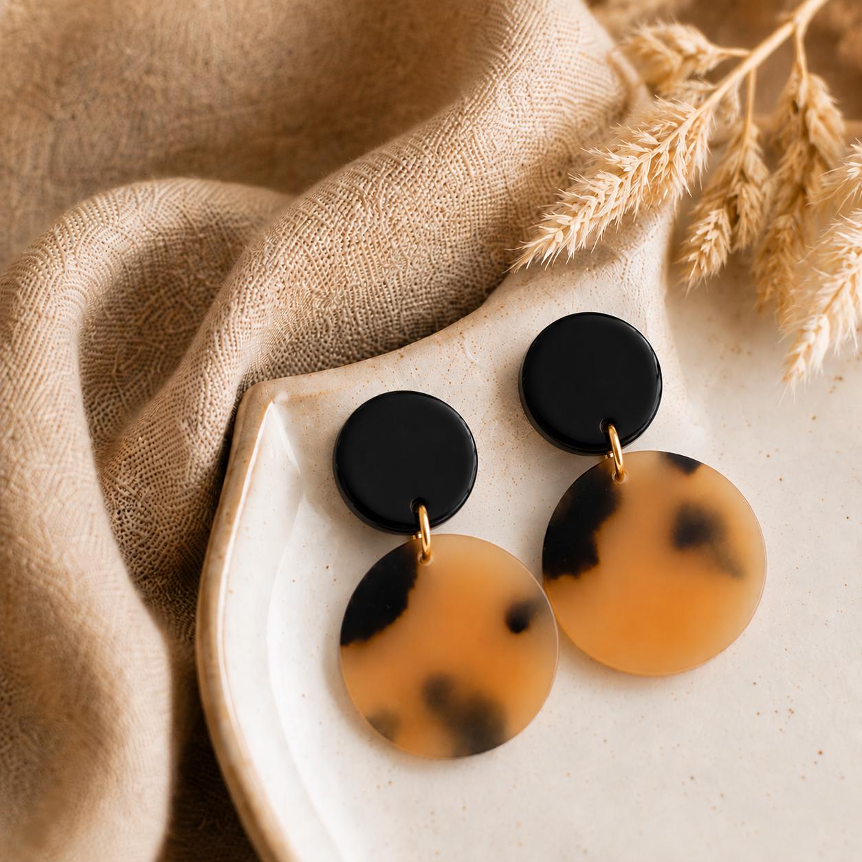 Ohrringe Milla mit Leopardenmuster – Statement Ohrringe Damen handgemacht, Edelstahl Ohrstecker, leichte Resin Ohrringe