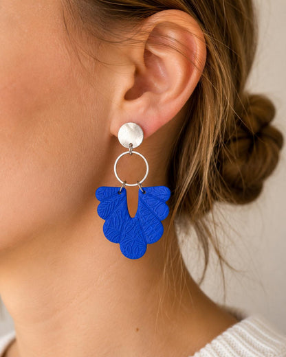 Ohrringe "Beatrice" in Blau – Handgemachte Fimo Ohrhänger mit Edelstahlstecker in Silber oder Gold, leicht & modern