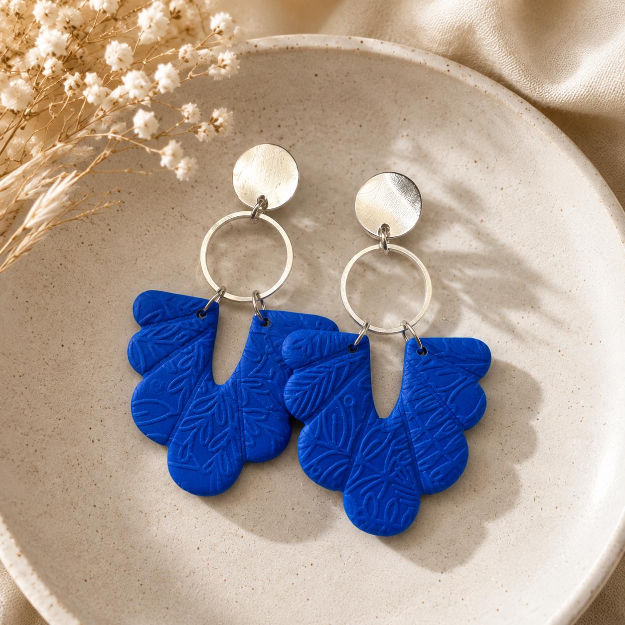Ohrringe "Beatrice" in Blau – Handgemachte Fimo Ohrhänger mit Edelstahlstecker in Silber oder Gold, leicht & modern