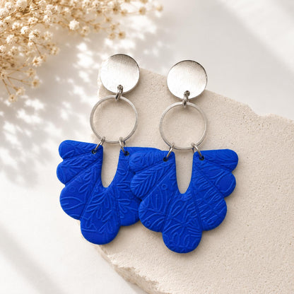 Ohrringe "Beatrice" in Blau – Handgemachte Fimo Ohrhänger mit Edelstahlstecker in Silber oder Gold, leicht & modern