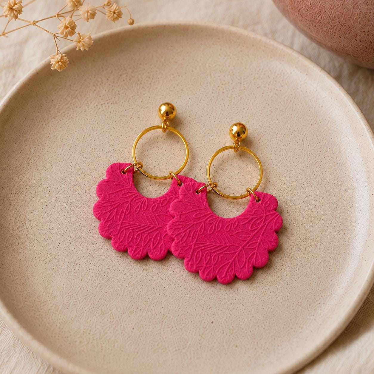 Ohrringe Dalia pink – Handgemachte Fimo Ohrringe mit Edelstahlstecker in Silber oder Gold, federleicht & modern aus Polymer Clay Sommer