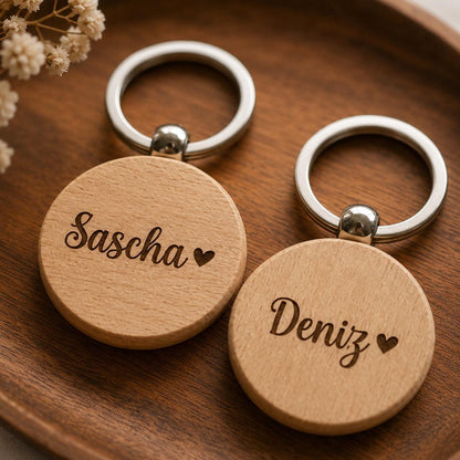 Personalisierter Holz-Schlüsselanhänger mit Name oder Wunschwort – graviertes Geschenk für Pärchen, Mama, Papa, Oma, Opa & Freunde