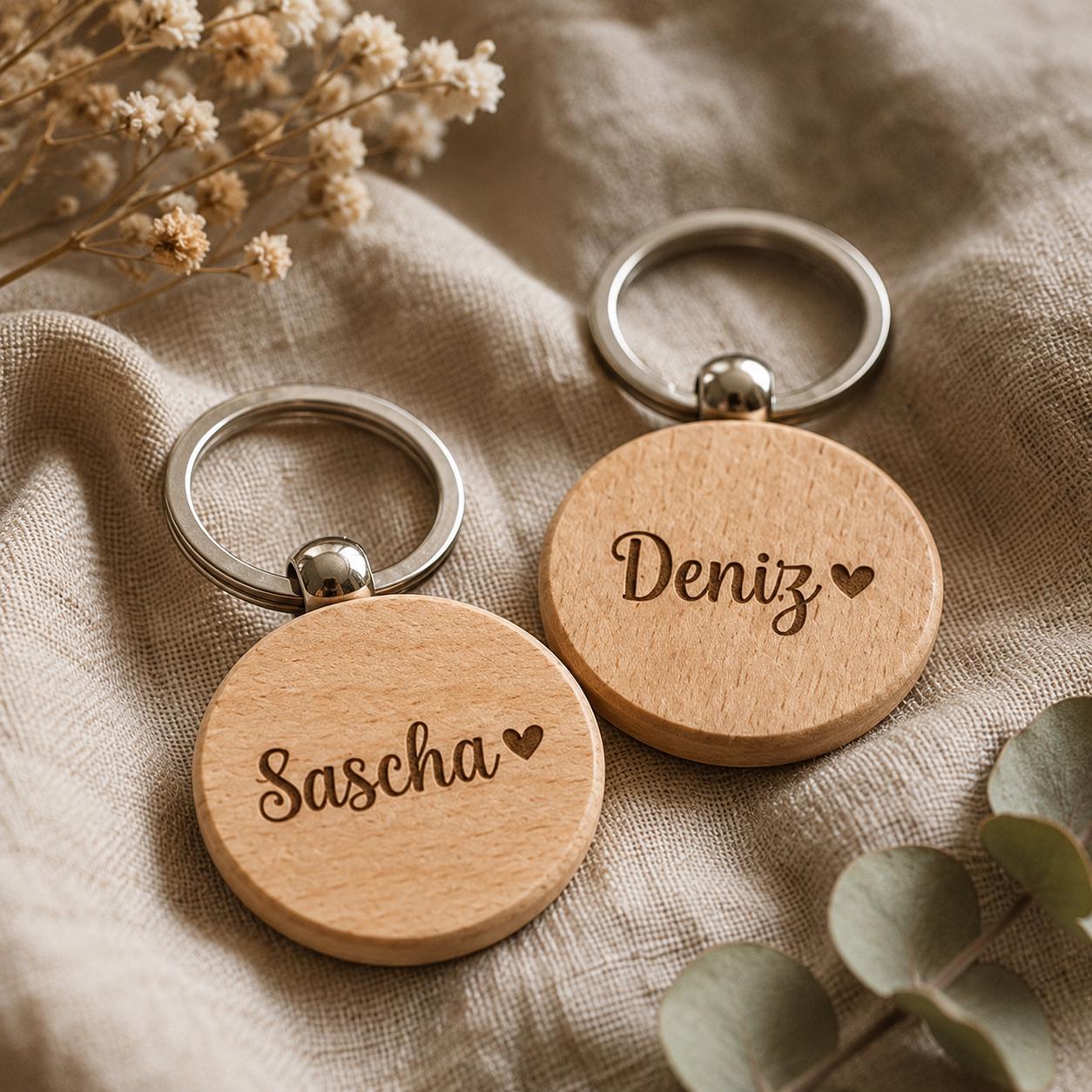 Personalisierter Holz-Schlüsselanhänger mit Name oder Wunschwort – graviertes Geschenk für Pärchen, Mama, Papa, Oma, Opa & Freunde