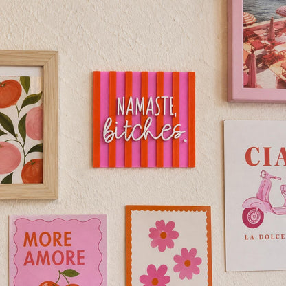 3MF 3D-Druckdatei „Namaste, Bitches“ – skalierbare Deko Kachel | Deko Schriftzug für moderne Einrichtung | inkl. unbegrenzter Gewerbelizenz