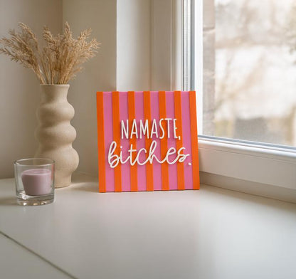 3MF 3D-Druckdatei „Namaste, Bitches“ – skalierbare Deko Kachel | Deko Schriftzug für moderne Einrichtung | inkl. unbegrenzter Gewerbelizenz