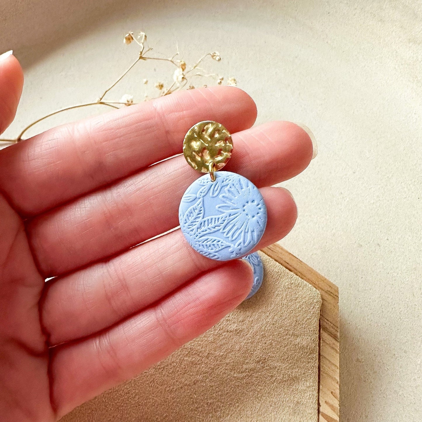 Kleine Polymer Clay Ohrringe "Bea" blau mit gehämmertem Stecker - Feenmanufaktur