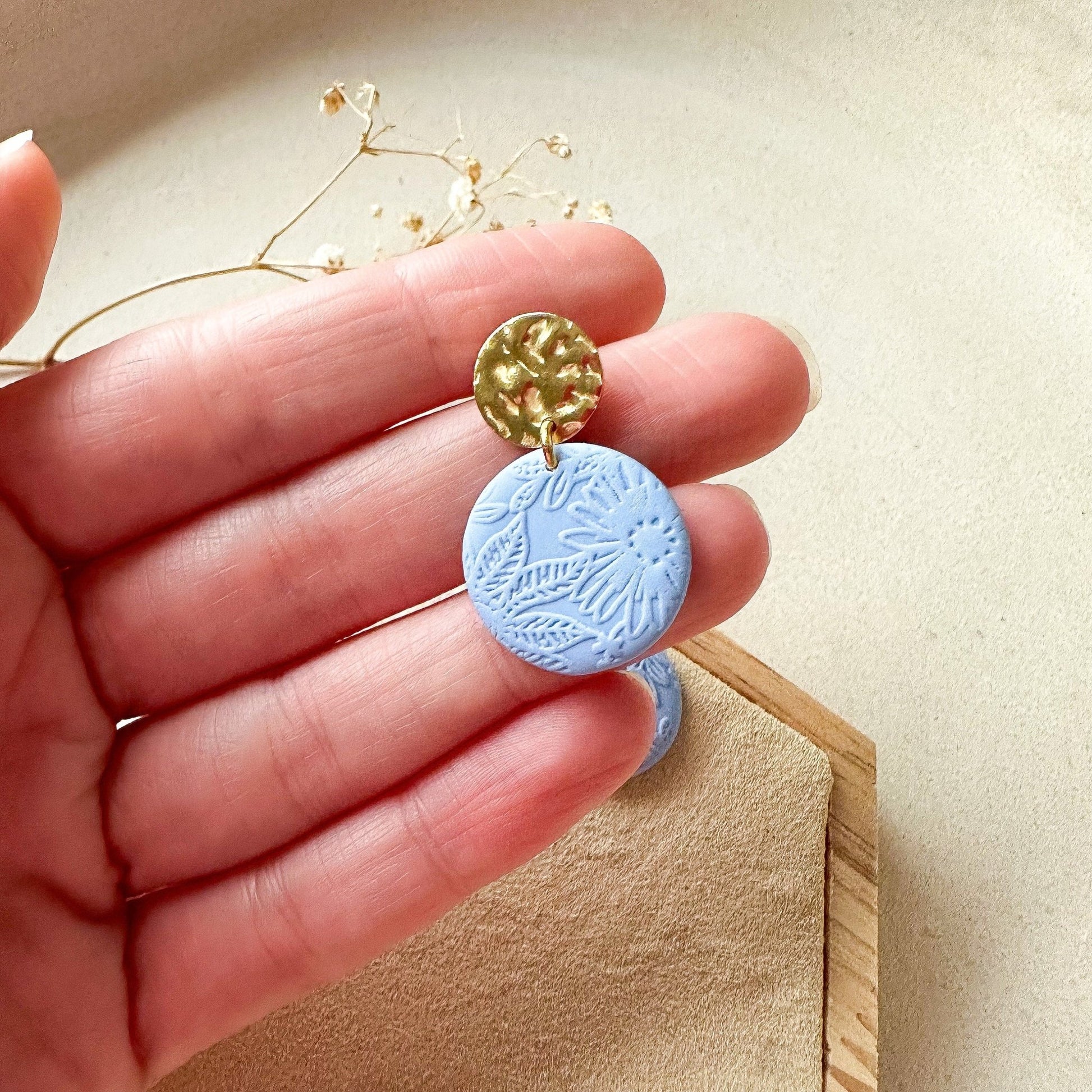 Kleine Polymer Clay Ohrringe "Bea" blau mit gehämmertem Stecker - Feenmanufaktur