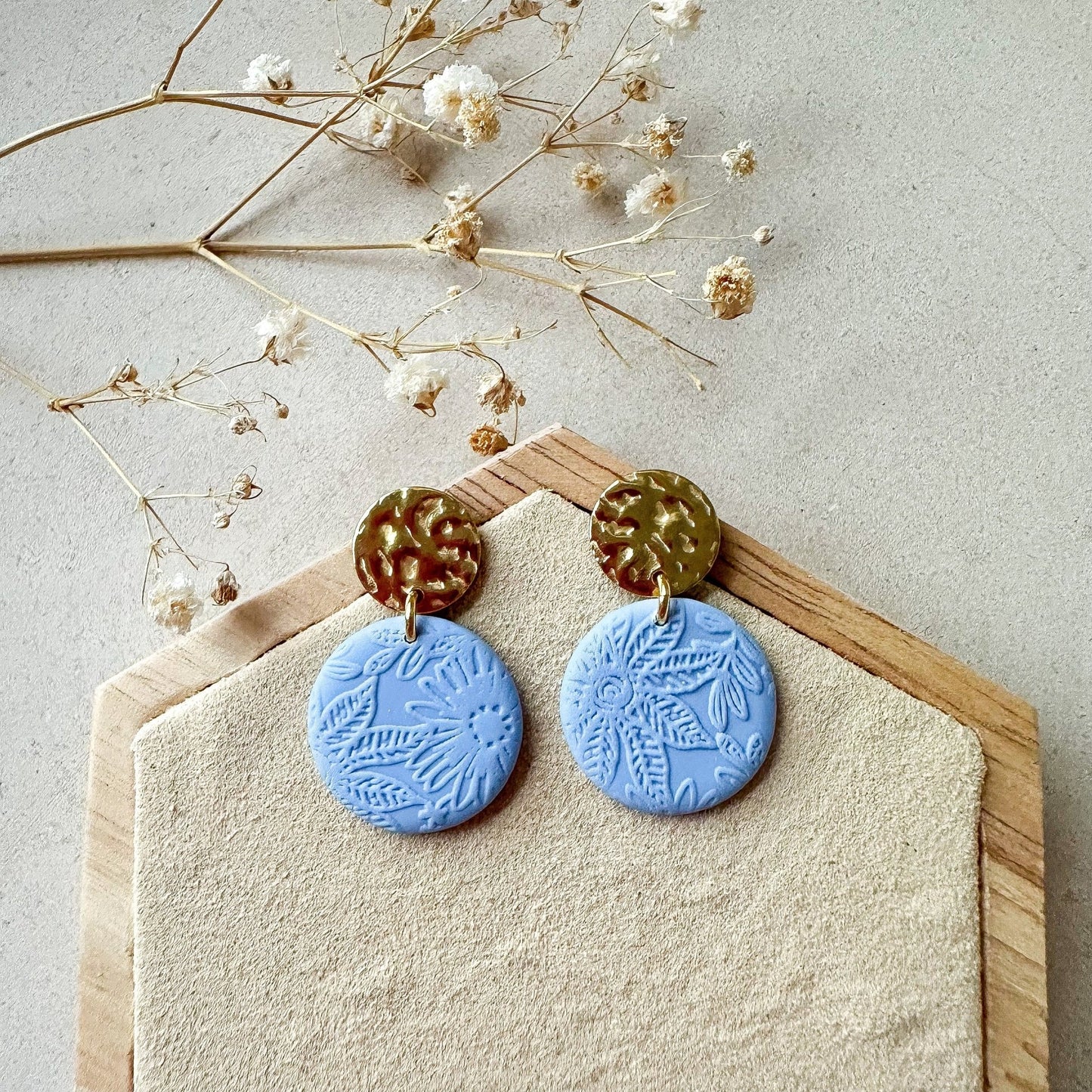 Kleine Polymer Clay Ohrringe "Bea" blau mit gehämmertem Stecker - Feenmanufaktur
