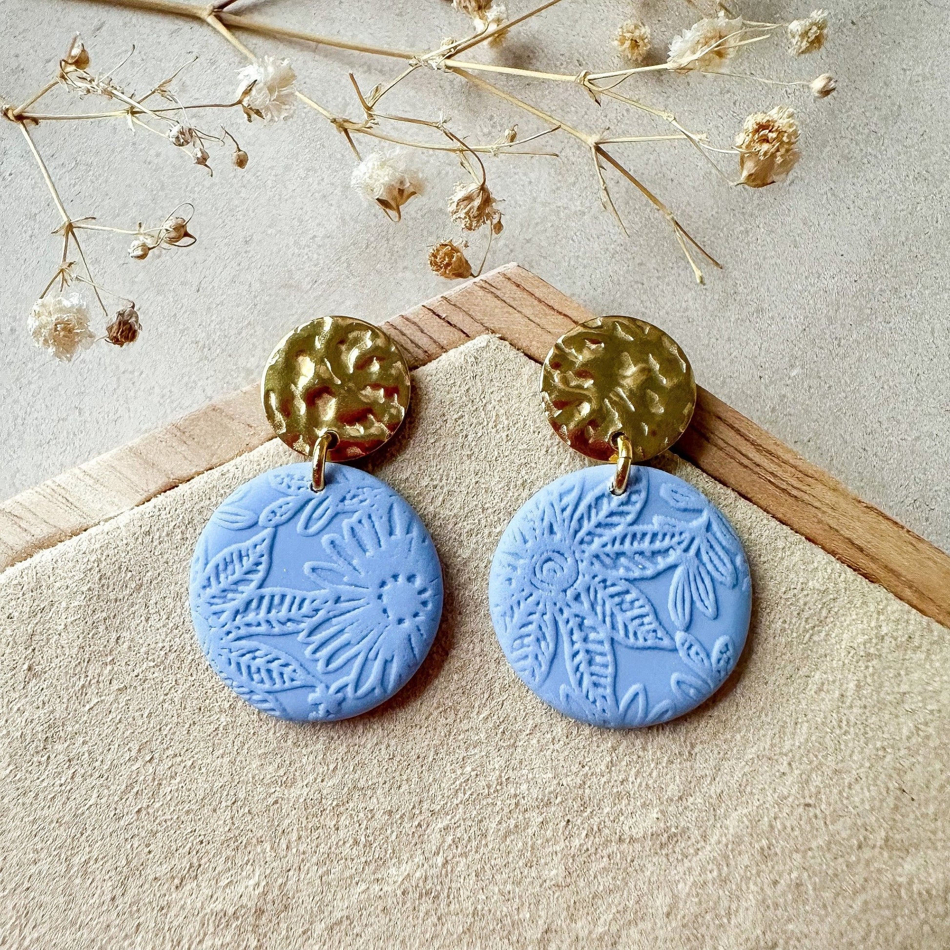 Kleine Polymer Clay Ohrringe "Bea" blau mit gehämmertem Stecker - Feenmanufaktur