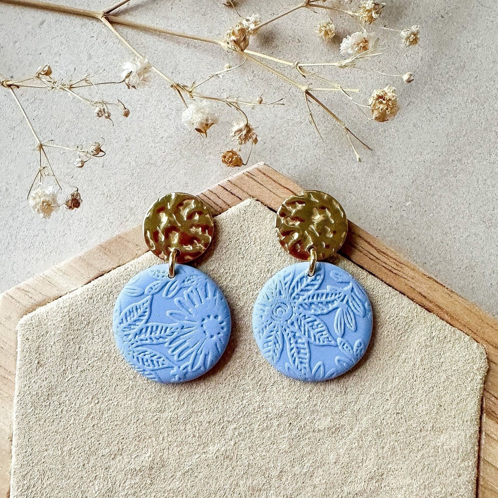Kleine Polymer Clay Ohrringe "Bea" blau mit gehämmertem Stecker - Feenmanufaktur