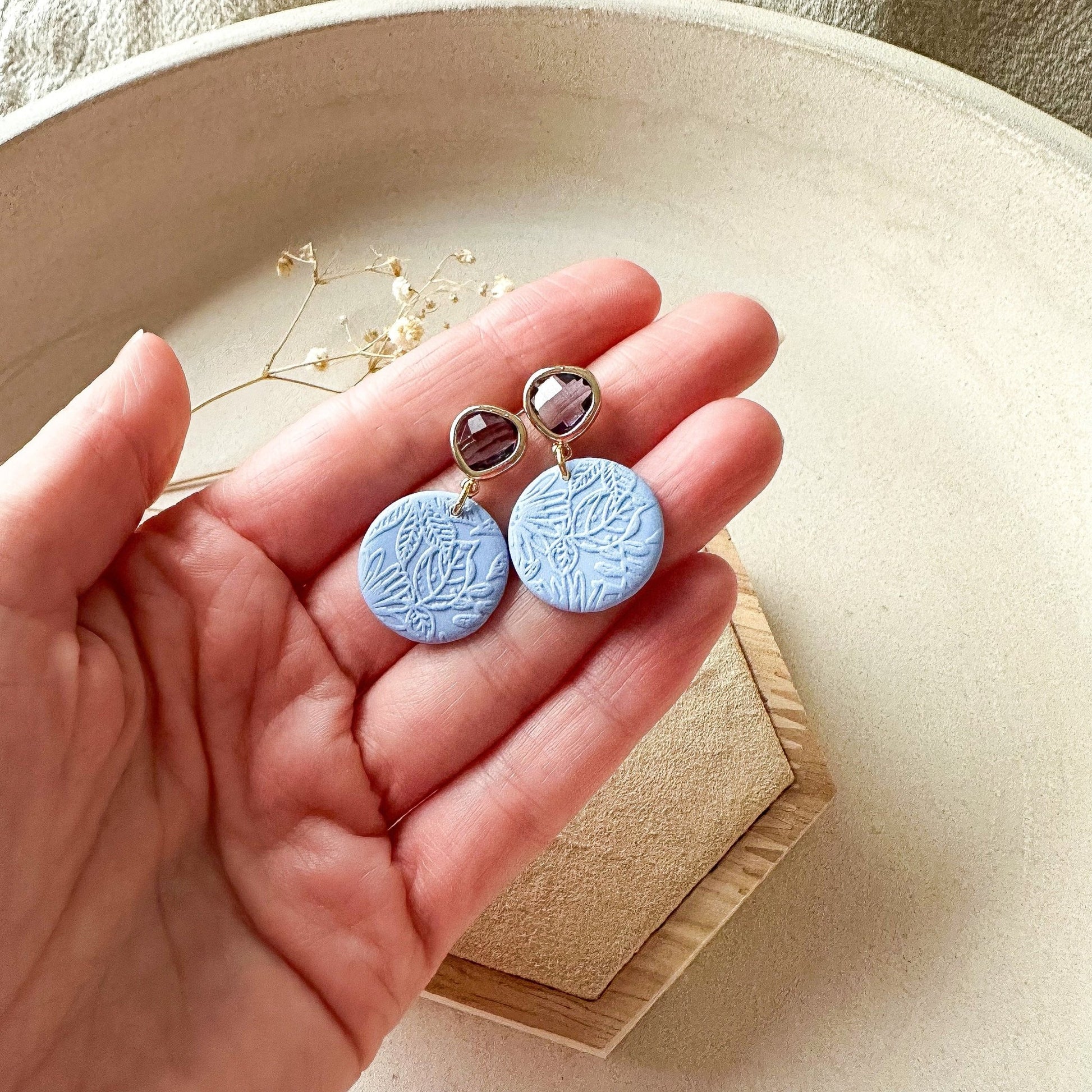 Kleine Polymer Clay Ohrringe "Bea" blau mit Kristallglas Stecker - Feenmanufaktur