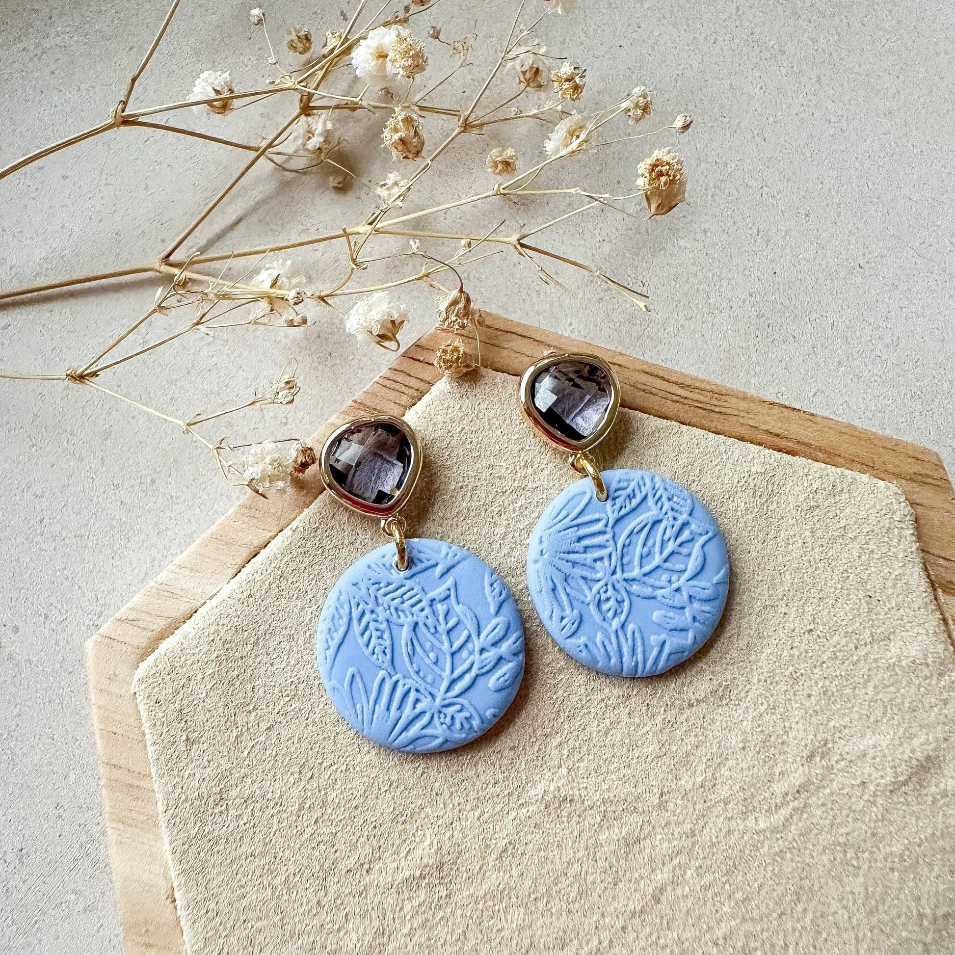 Kleine Polymer Clay Ohrringe "Bea" blau mit Kristallglas Stecker - Feenmanufaktur