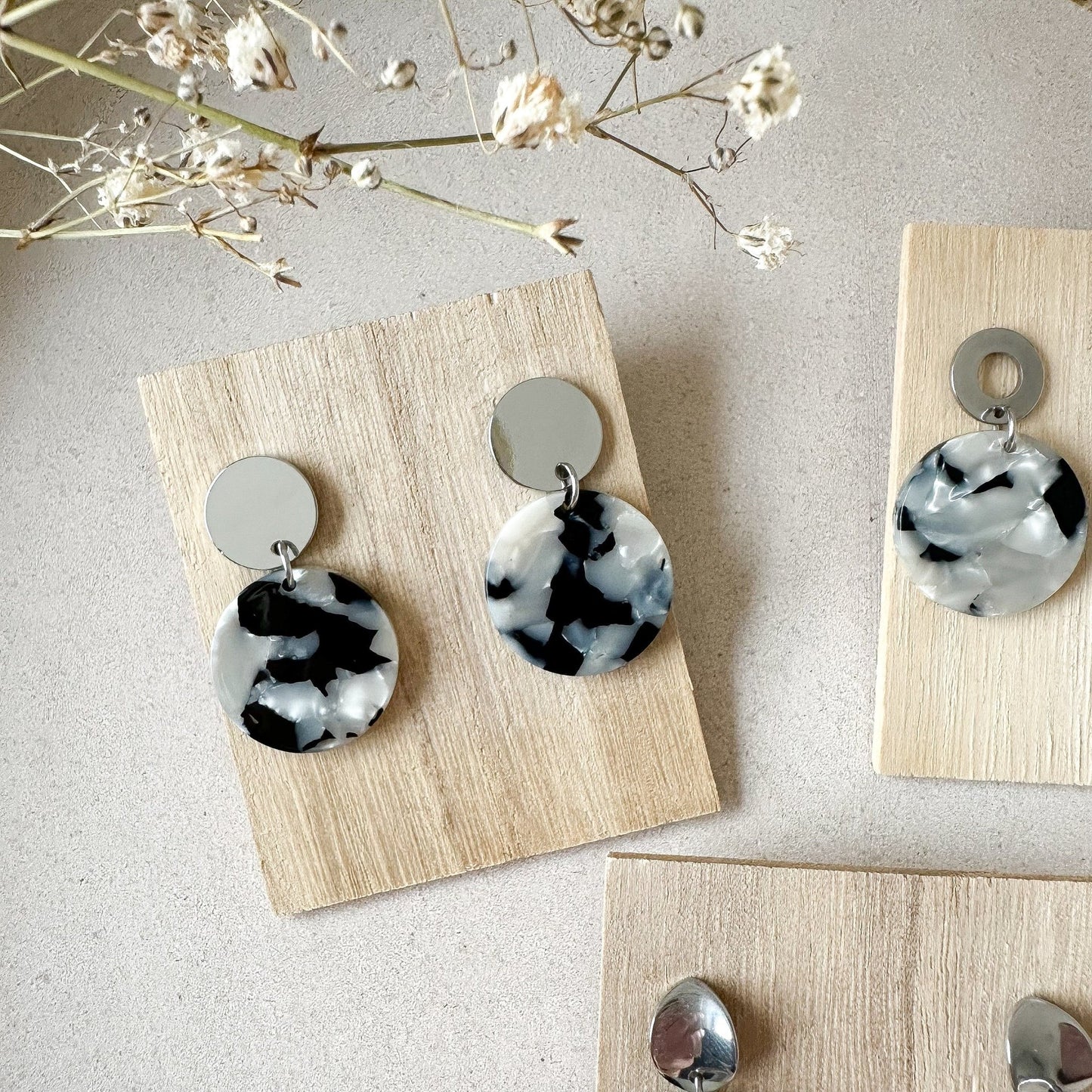 Leoparden Circle Ohrringe "Smilla" in schwarz grau Resin Harz - Feenmanufaktur