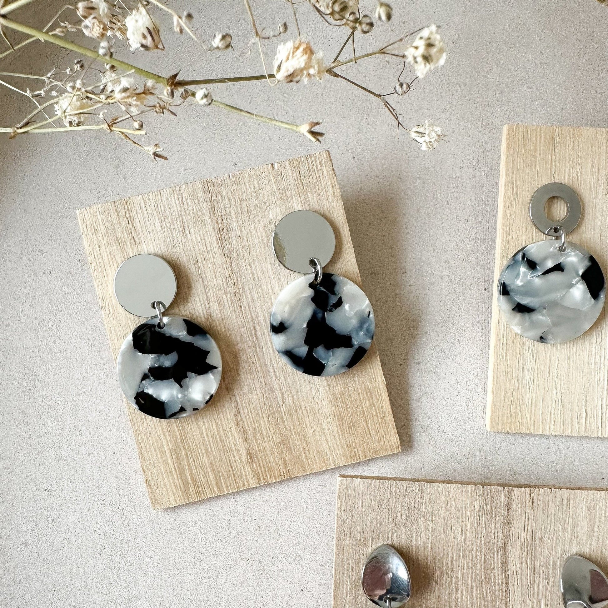 Leoparden Circle Ohrringe "Smilla" in schwarz grau Resin Harz - Feenmanufaktur