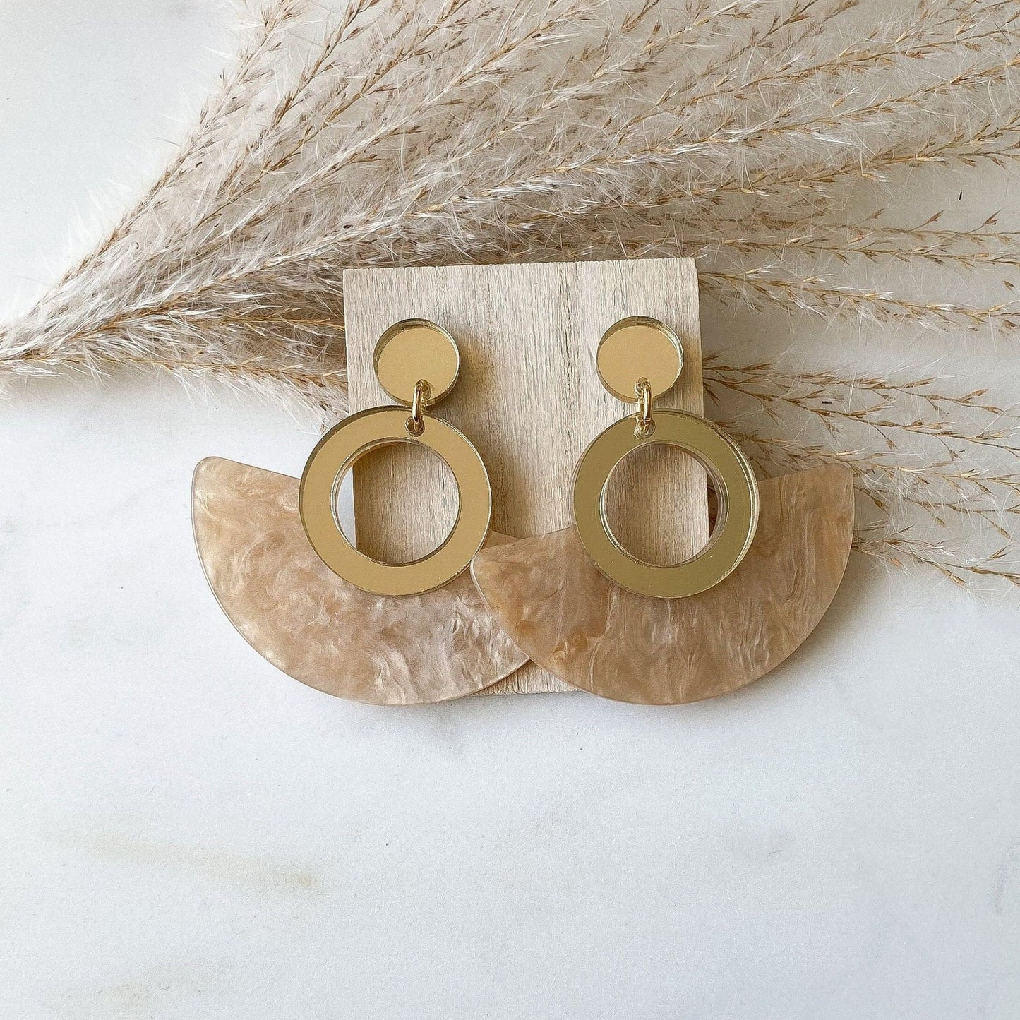 Metallic Resin Ohrringe "Nola" in gold beige - Feenmanufaktur