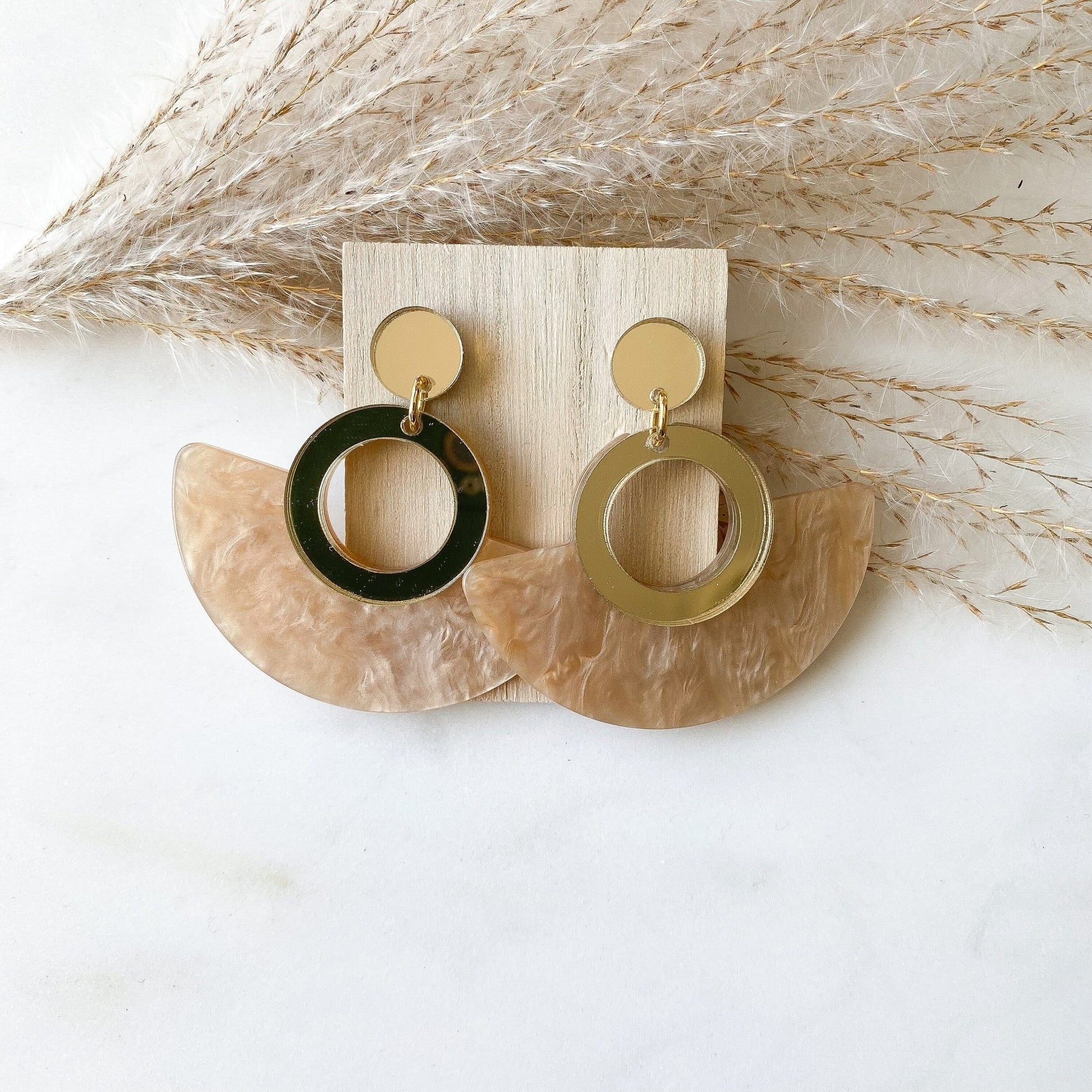 Metallic Resin Ohrringe "Nola" in gold beige - Feenmanufaktur