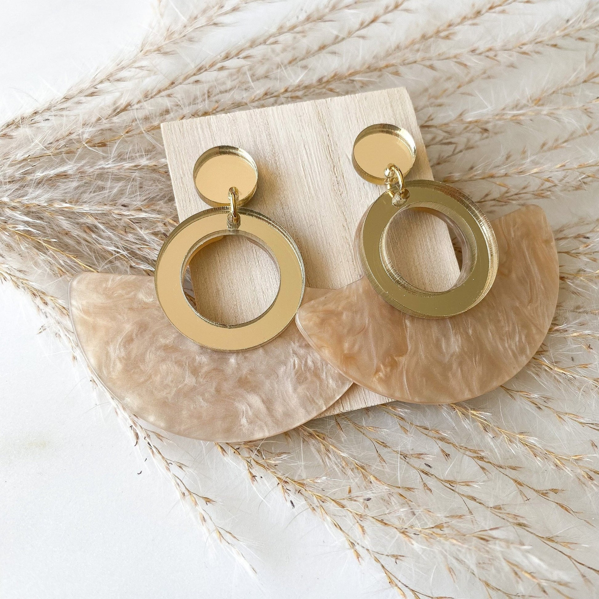 Metallic Resin Ohrringe "Nola" in gold beige - Feenmanufaktur