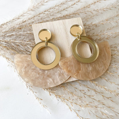 Metallic Resin Ohrringe "Nola" in gold beige - Feenmanufaktur