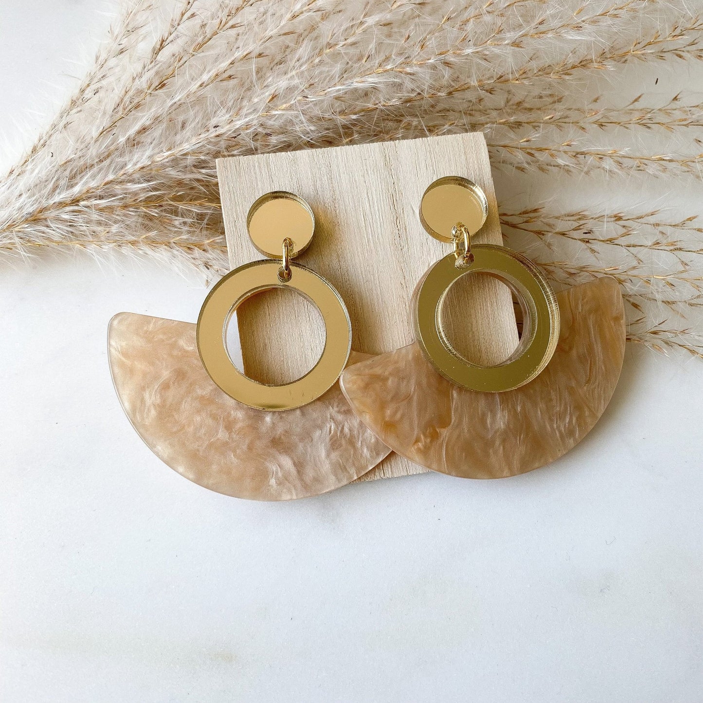 Metallic Resin Ohrringe "Nola" in gold beige - Feenmanufaktur
