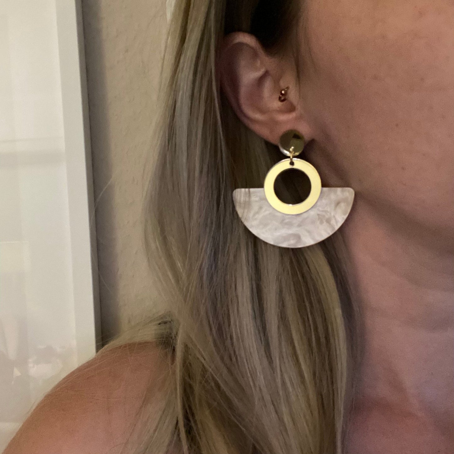 Metallic Resin Ohrringe "Nola" in gold beige - Feenmanufaktur