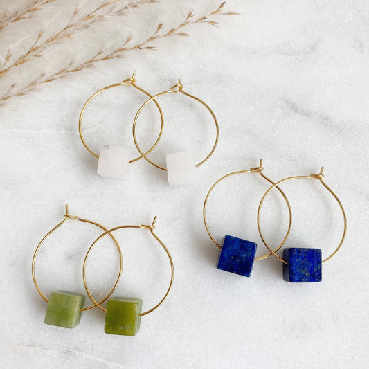 Minimalistische Creolen mit Edelstein Cube - Feenmanufaktur