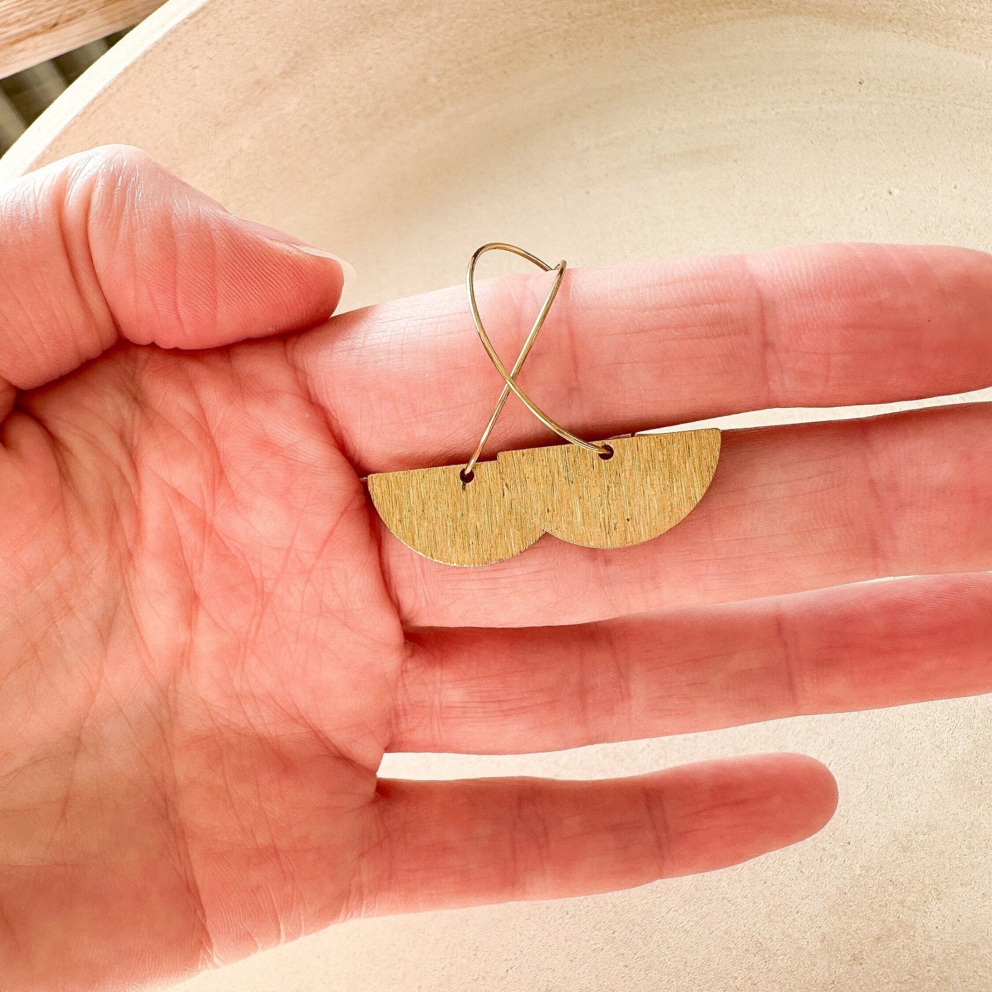 Minimalistische Creolen mit Halbkreis Anhänger - Feenmanufaktur