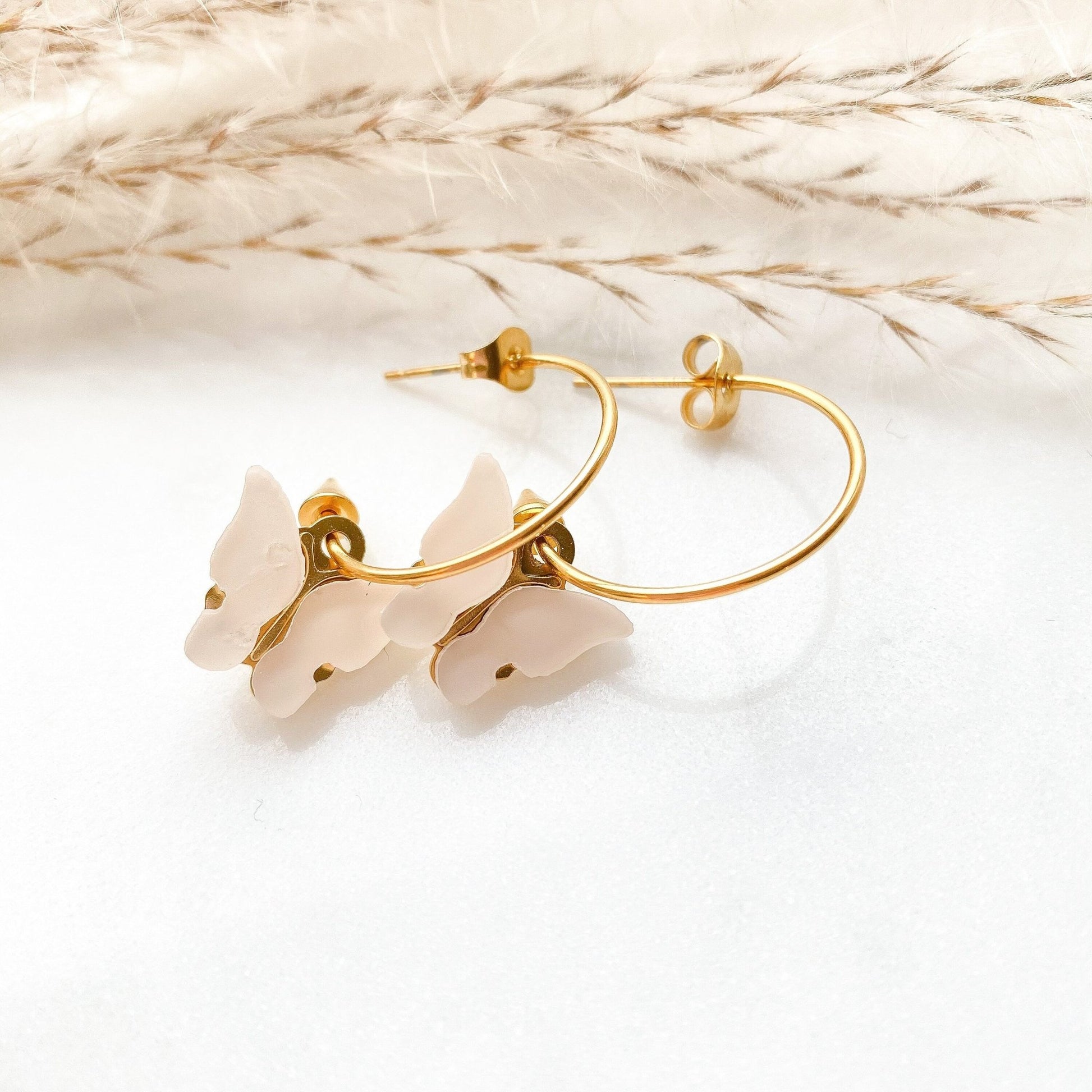Ohrringe mit Schmetterling in beige gold - Feenmanufaktur